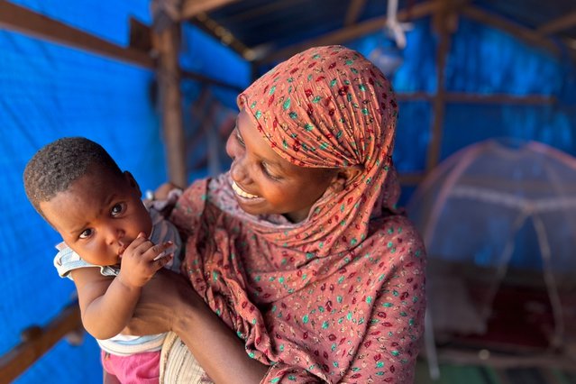 Taiba houdt haar vier maanden oude dochter Ayat in haar armen. Taiba beviel in ons noodziekenhuis in Tsjaad, nadat ze uit Soedan was gevlucht. ©MSF