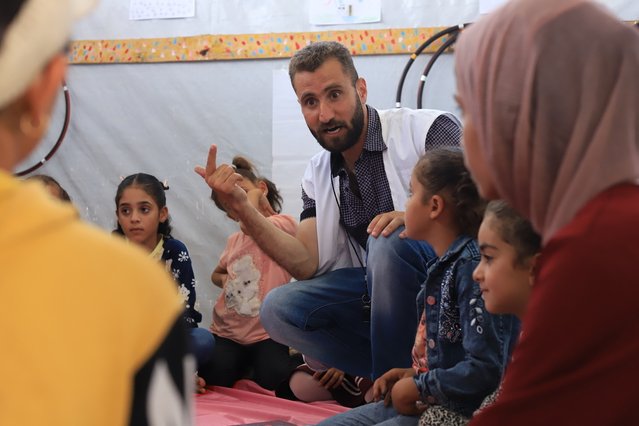 psycholoog organiseert activiteiten voor kinderen in gaza