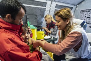 Onze verpleegkundige vaccineert kinderen in vluchtelingenkamp | Artsen zonder Grenzen