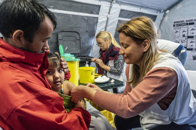 Onze verpleegkundige vaccineert kinderen in vluchtelingenkamp