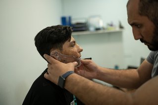 Ali (15) uit Irak ondergaat specialistische brandwondenzorg in ons ziekenhuis in Jordanië. © Rehab Eldalil/MSF