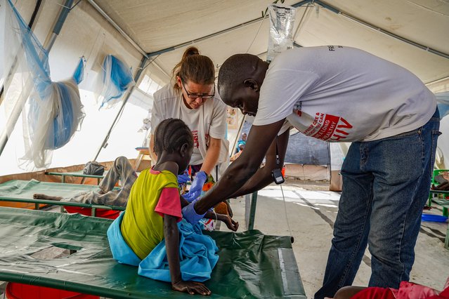 patient krijg behandeling tegen cholera van twee artsen