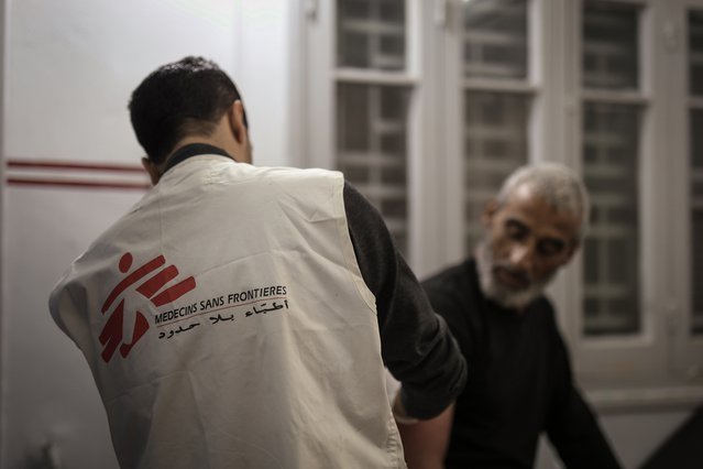 Dr. Khaled Al Shawwa voert een kleine chirurgische ingreep uit in onze kliniek in Gaza-Stad. © Motassem Abu Aser