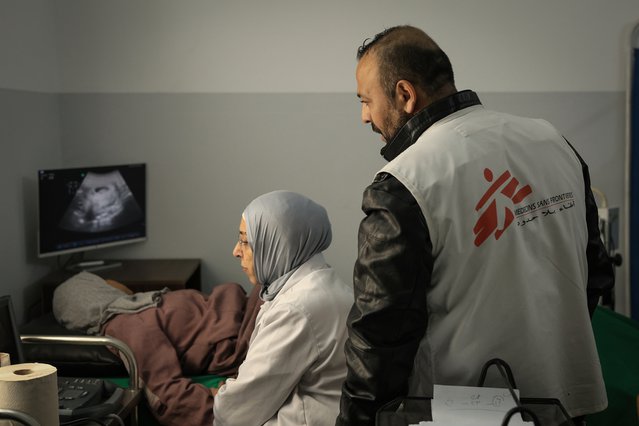 Mohammed Wadi en dr. Nadeen maken een echo en controleren of alles goed gaat met he ongeboren kind © Motassem Abu Aser