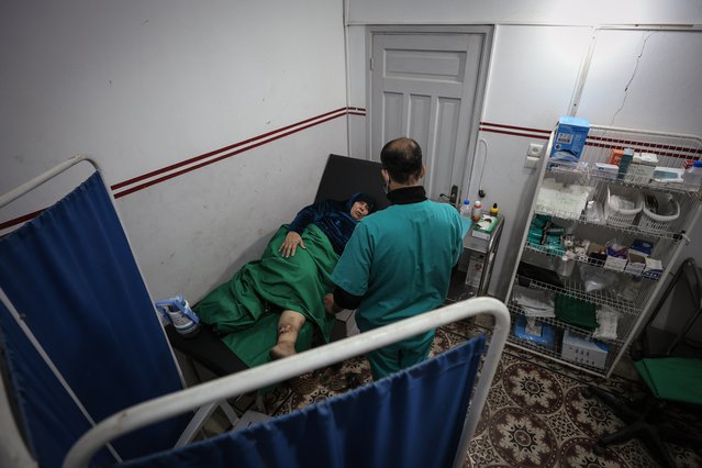 Onze verpleegkundige Nedal verzorgt Sabah. Sabah is gewond aan haar been. Gaza-Stad. © Motassem Abu Aser