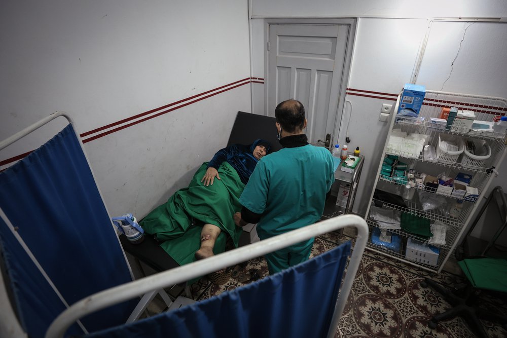 Onze verpleegkundige Nedal verzorgt Sabah. Sabah is gewond aan haar been. Gaza-Stad. © Motassem Abu Aser