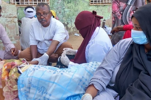 teams behandelen cholera-patient in Soedan
