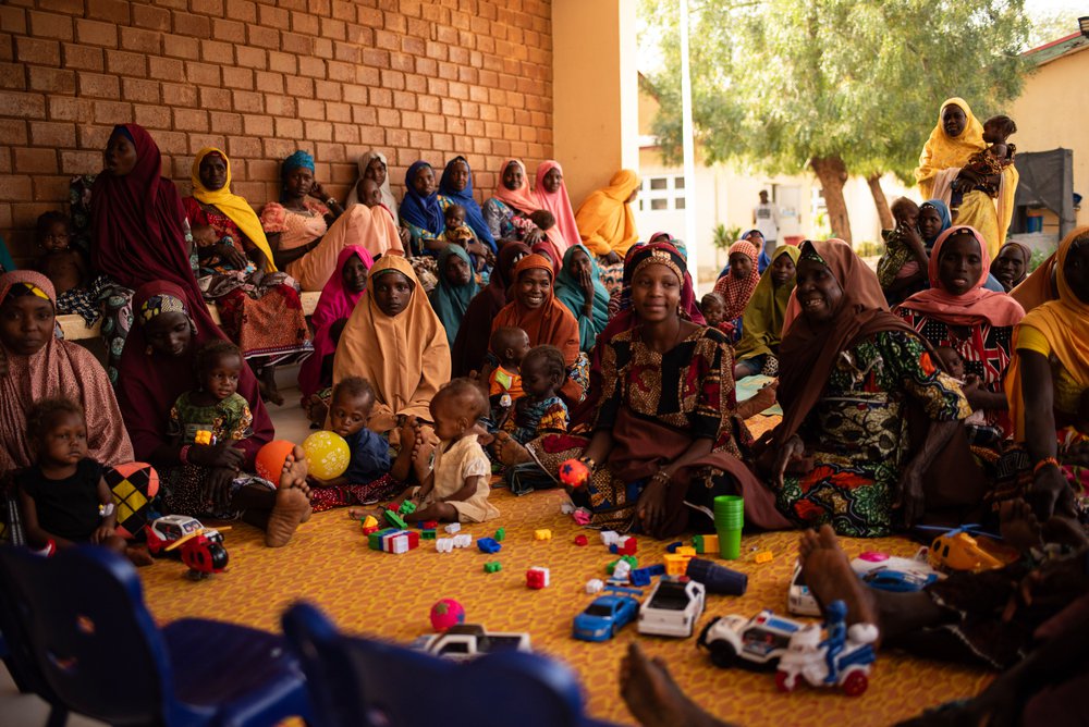 In Nigeria leren moeders over voeding, terwijl de kinderen meeklappen op het ritme van een liedje. © Zoe Bennell/AzG