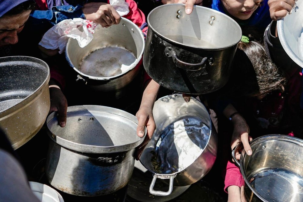 Kinderen met lege pannen en potten bij een gaarkeuken in Noord-Gaza. © Nour Alsaqqa/AzG
