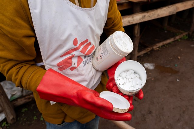 hand met pot tabletten om water te zuiveren