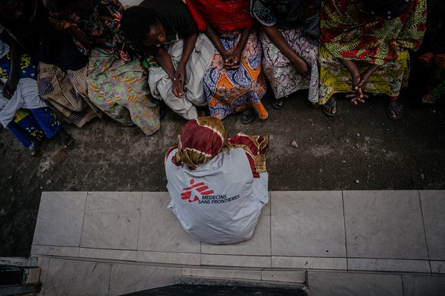 MSF caretaker luistert naar vrouwelijke slachtoffers van seksueel geweld