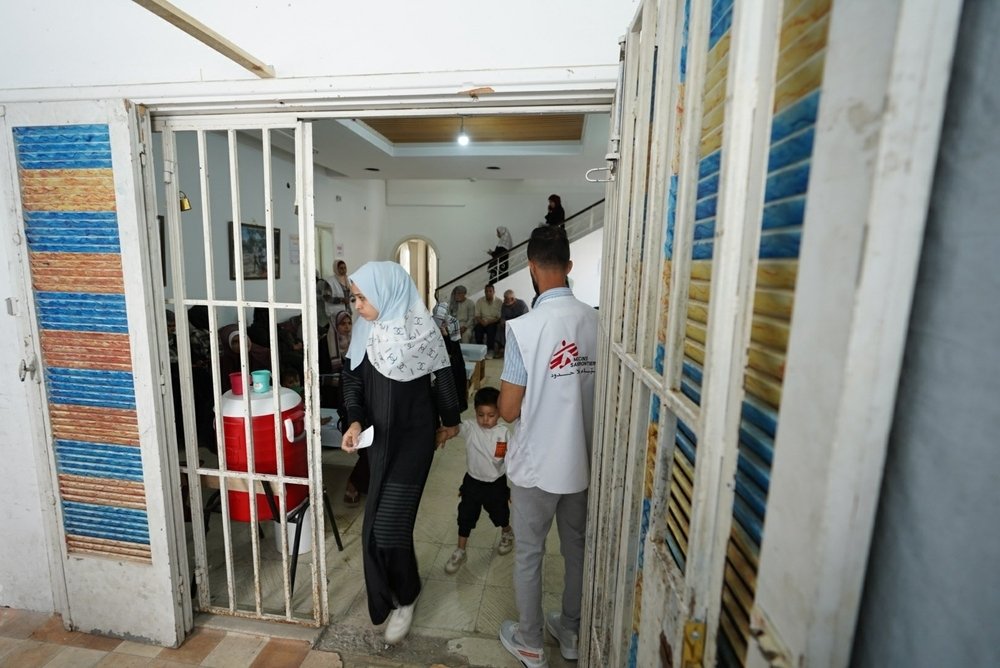 mensen druppelen wachtruimte kliniek azg binnen in gaza