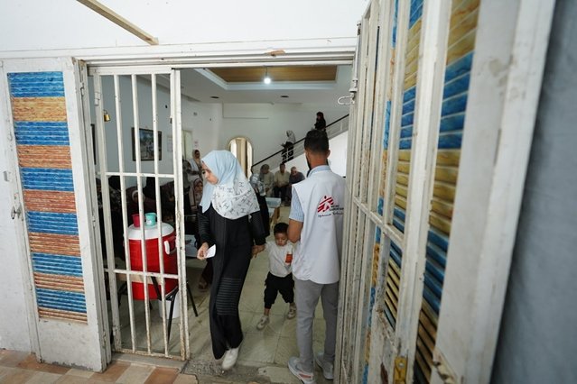 mensen druppelen wachtruimte kliniek azg binnen in gaza