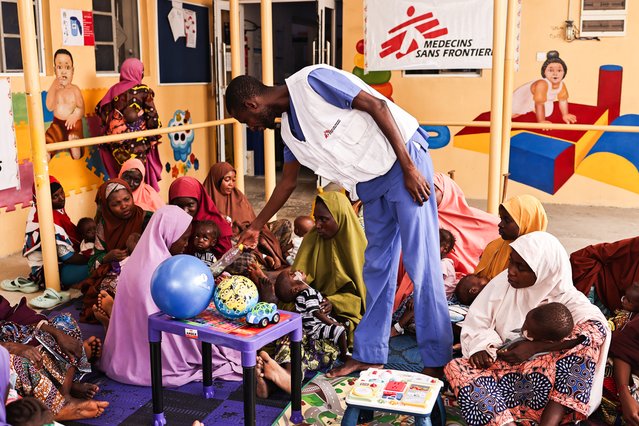 In ons voedingscentrum in Kano helpt Mubarak kinderen die ondervoed zijn geweest (weer) lopen.