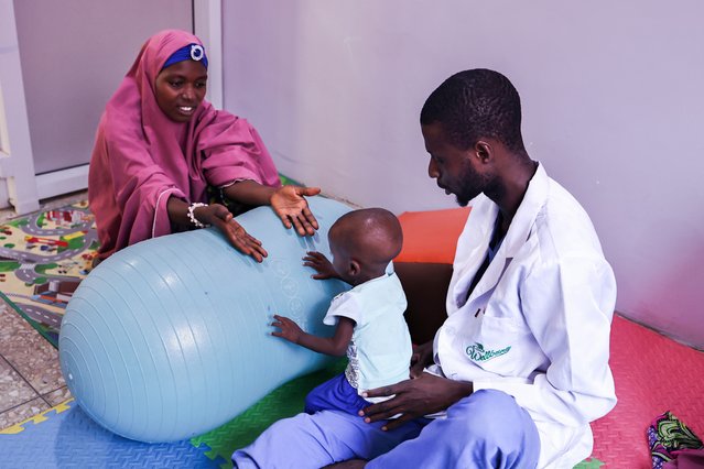 Onder het toeziend oog van zijn moeder Harira probeert de elf maanden oude Hashim zich op te richten. Mubarak moedigt hem zachtjes aan.