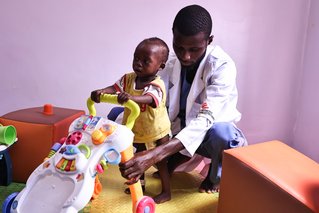 Mubarak Mutawakkil met een van zijn jonge patiënten. © Abba Adamu Musa/AzG