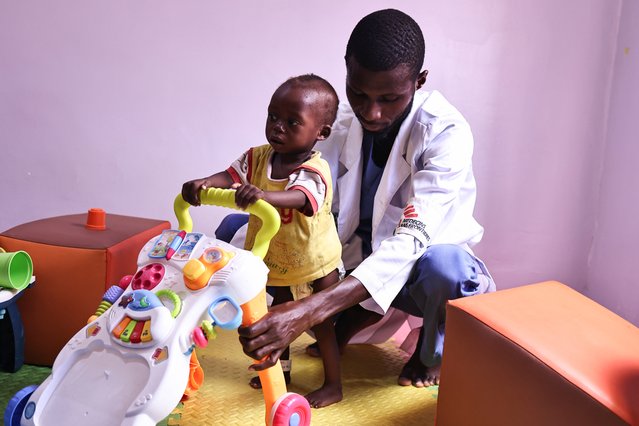 Mubarak Mutawakkil met een van zijn jonge patiënten. © Abba Adamu Musa/AzG