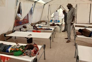 Mensen worden behandeld voor cholera in Nyala, Soedan. Augustus 2025. © Rehab Adam Adam Abaker/AzG