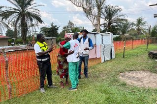 Luid applaus voor de eerste patiënten die genezen zijn verklaard en worden ontslagen uit ons behandelcentrum voor ebola. DR Congo. © Sylvie Jonckheere