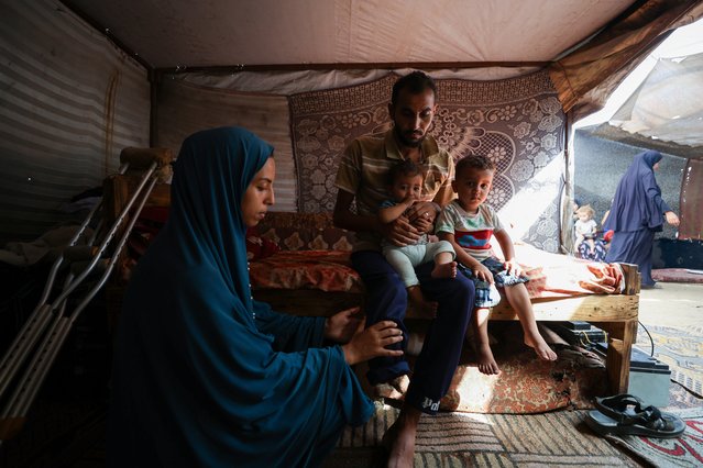 man bij tent in gaza