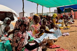 Moeders wachten met hun kinderen op aansterkende voeding. Tawila, Noord-Darfur. © Aurélie Lécrivain/AzG