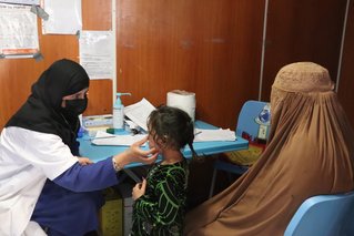 verpleegkundige onderzoekt vierjarige patient