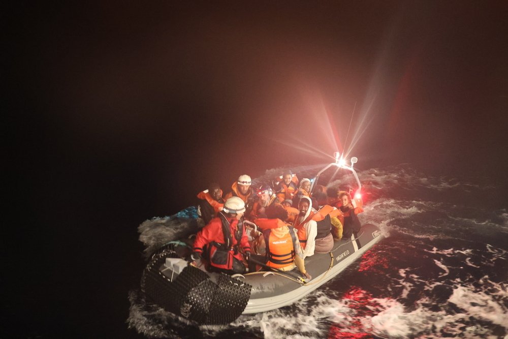 mensen op rubber boot in middelandse zee