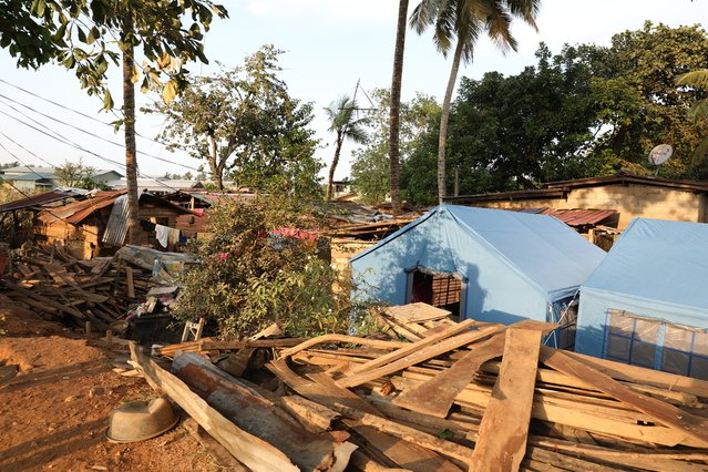 Woningen aan de oever van de rivier de Kaduwela zijn verwoest door het water. Gezinnen leven tijdelijk in tenten. © Deepak Bhatia/AzG