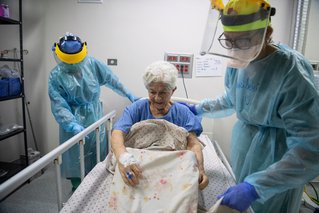 Alba Ramos is opgenomen op de intensivecareafdeling van ons COVID-19 behandelcentrum in het Pérez de León II ziekenhuis in Caracas. Venezuela