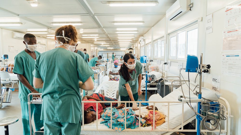 Arts Marianella en haar team controleren de patiënten op de intensive care van ons moeder-en-kindziekenhuis in Sierra Leone. © Peter Brauing