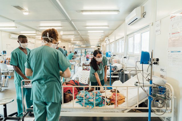 Arts Marianella en haar team controleren de patiënten op de intensive care van ons moeder-en-kindziekenhuis in Sierra Leone. © Peter Brauing