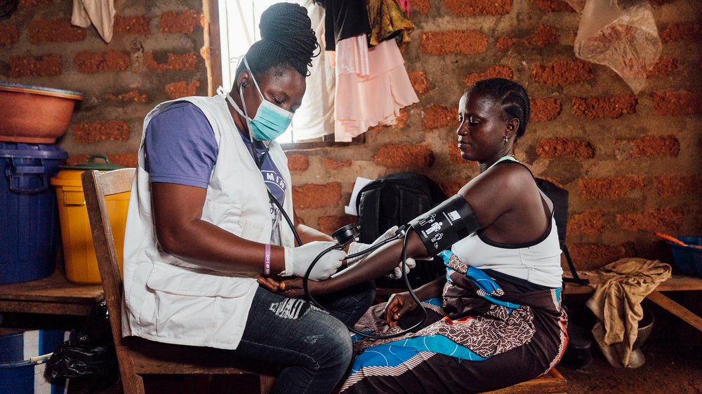 verloskundige artsen zonder grenzen met zwangere vrouw sierra leone