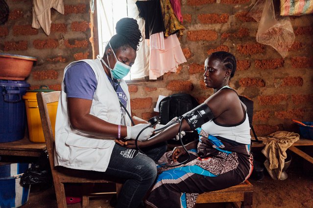 verloskundige artsen zonder grenzen met zwangere vrouw sierra leone