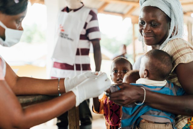 verpleegkundige Hannah test kinderen op malaria
