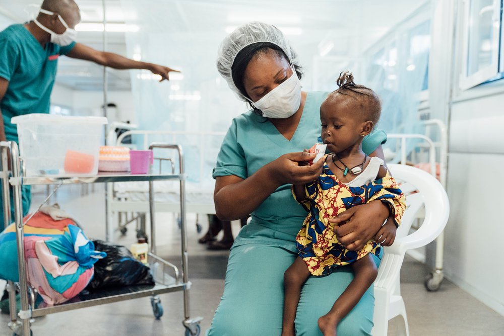 verpleegkundige artsen zonder grenzen met kindje voedingscentrum Sierra Leone