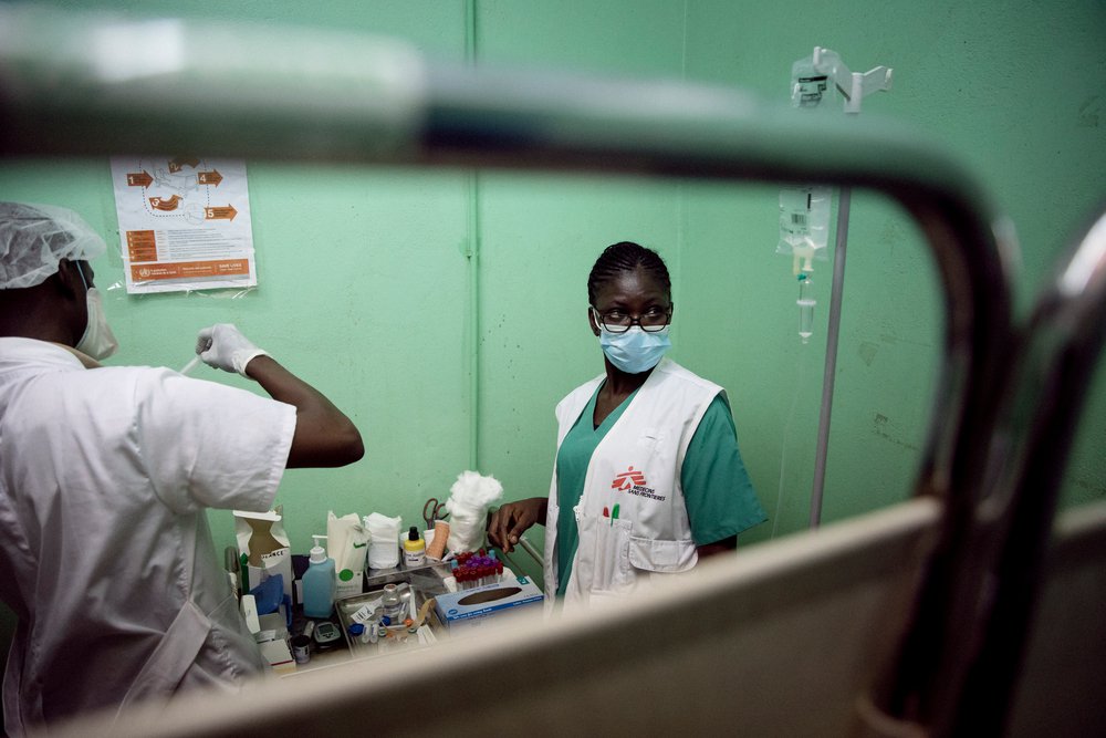 Onze verpleegkundige Josiane stabiliseert een patiënt in het ziekenhuis van Bangui, in de Centraal-Afrikaanse Republiek.