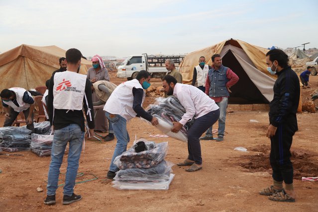 artsen zonder grenzen teams delen noodhulppakketten uit aan vluchtelingen in syrie