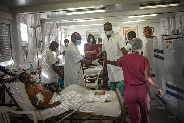 Elke ochtend maakt het medische team van het ziekenhuis hun ochtendrondes, terwijl het nachtteam de zorg voor de patiënten overdraagt.