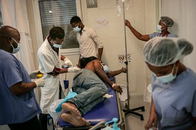 Deze  patiënt is binnengebracht op de eerste hulp. Onze teams schieten meteen te hulp. © Guillaume Binet/MYOP