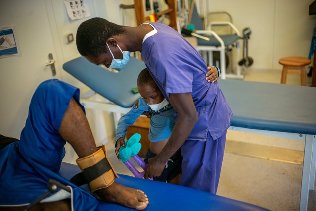 Revalidatieruimte voor fysiotherapie in het Tabarre-ziekenhuis in Haïti | Artsen zonder Grenzen.  © Guillaume Binet/MYOP