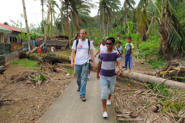 Medewerker bezoekt rampgebied in Filipijnen