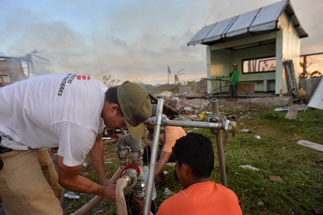 Reparatie van het watersysteem na een tyfoon op de Filipijnen.