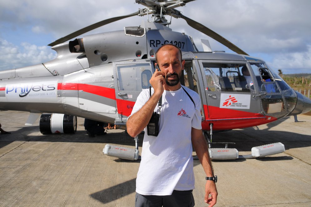 Logistiek medewerker voor een helikopter.