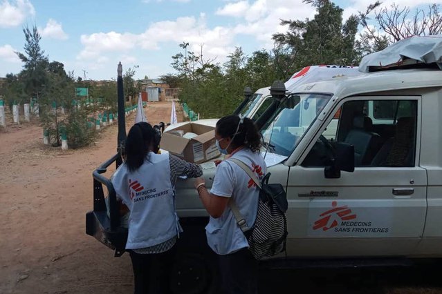 Onze hulpverleners zijn bezig met het opzetten van een mobiele kliniek in Megab, Ethiopië.