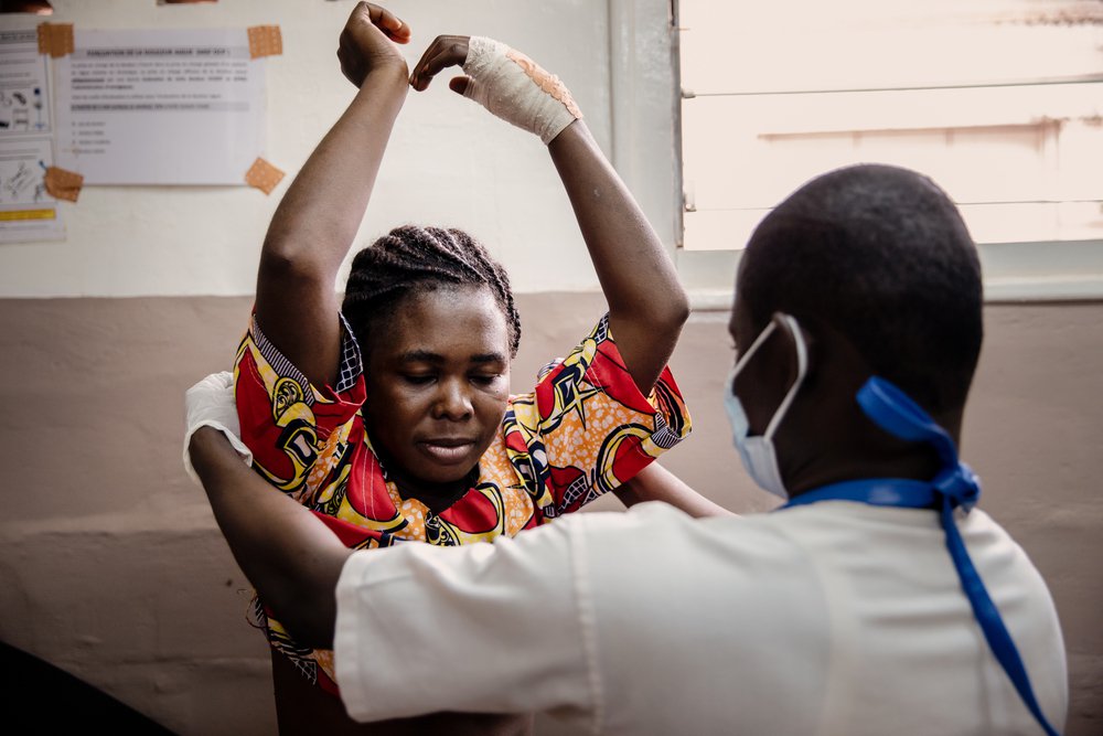 France werd geraakt door een verdwaalde kogel toen ze voor haar huis stond te praten met haar dochter. Ze wordt behandeld in ons ziekenhuis in Bangui.