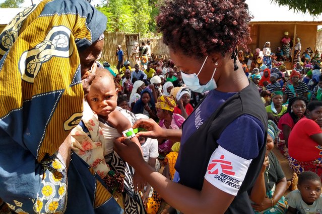hulpverlener artsen zonder grenzen check ondervoeding kind mozambique