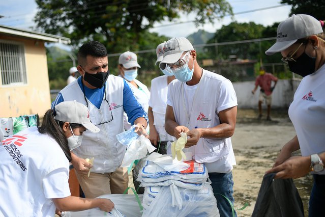 Onze teams delen muskietennetten voor malariapreventie in Venezuela.