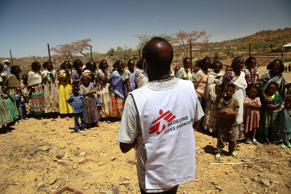 Op de foto zie je onze collega Tedros aan het werk als vertaler in Adiftaw, Tigray - maart 2021 ©Igor Barbero/MSF