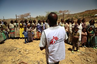Op de foto zie je onze collega Tedros aan het werk als vertaler in Adiftaw, Tigray - maart 2021 ©Igor Barbero/MSF