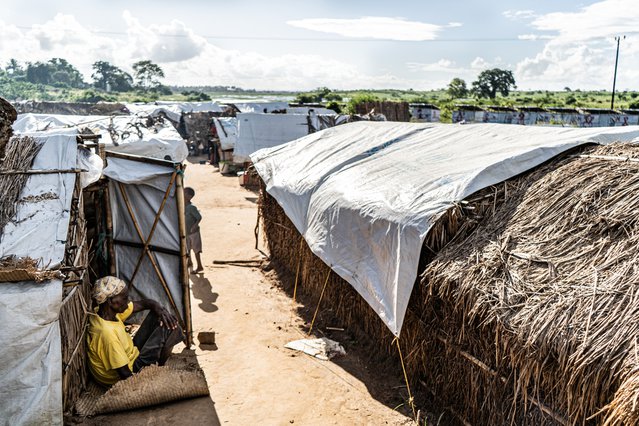 Een man zit buiten zijn woonplek in het 25 de Junho-kamp in de provincie Cabo Delgado in Mozambique